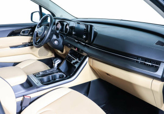 Подержанный автомобиль Kia Carnival 2021 года (9 фото)