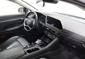Подержанный автомобиль Hyundai Sonata 2020 года (10 фото)