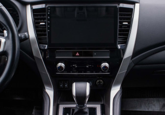 Подержанный автомобиль Mitsubishi Pajero Sport 2020 года (15 фото)