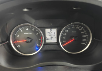 Подержанный автомобиль Subaru XV 2012 года (13 фото)