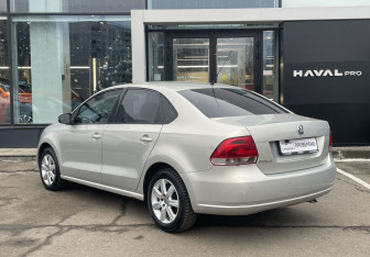 Подержанный автомобиль Volkswagen Polo Sedan 2011 года (7 фото)