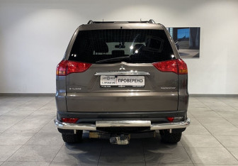 Подержанный автомобиль Mitsubishi Pajero Sport 2011 года (6 фото)