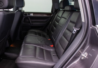 Подержанный автомобиль Volkswagen Touareg 2007 года (11 фото)