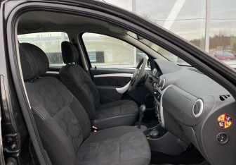 Подержанный автомобиль Renault Sandero 2010 года (16 фото)
