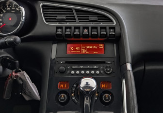 Подержанный автомобиль Peugeot 3008 2014 года (15 фото)