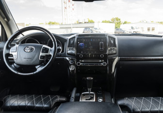 Подержанный автомобиль Toyota Land Cruiser Suv 2012 года (12 фото)