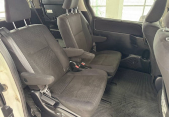 Подержанный автомобиль Toyota Voxy Minivan 2014 года (14 фото)
