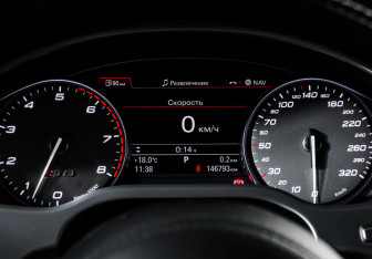 Подержанный автомобиль Audi S8 2013 года (11 фото)
