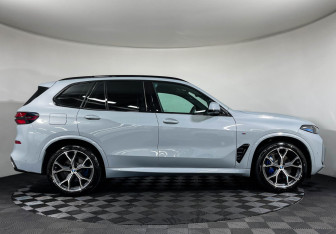 Подержанный автомобиль BMW X5 2025 года (6 фото)
