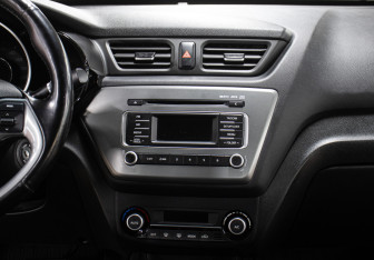 Подержанный автомобиль Kia Rio Sedan 2016 года (15 фото)