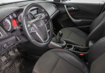 Подержанный автомобиль Opel Astra Hatchback 2011 года (10 фото)