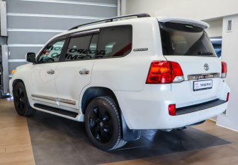 Подержанный автомобиль Toyota Land Cruiser Suv 2014 года (6 фото)