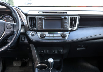 Подержанный автомобиль Toyota RAV4 2014 года (15 фото)