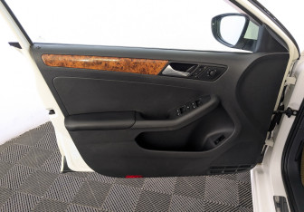 Подержанный автомобиль Volkswagen Jetta Sedan 2014 года (19 фото)