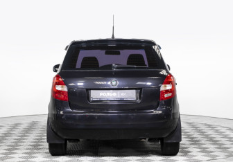 Подержанный автомобиль Skoda Fabia Hatchback 2010 года (6 фото)