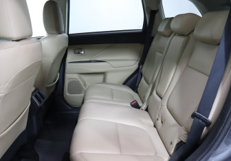 Подержанный автомобиль Mitsubishi Outlander 2019 года (10 фото)