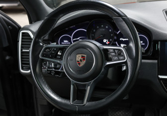 Подержанный автомобиль Porsche Cayenne 2019 года (16 фото)