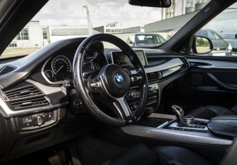 Подержанный автомобиль BMW X5 2015 года (9 фото)