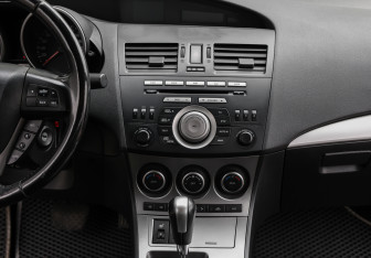 Подержанный автомобиль Mazda 3 Sedan 2009 года (12 фото)