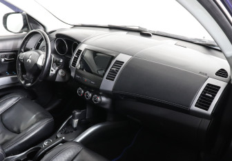Подержанный автомобиль Mitsubishi Outlander 2010 года (8 фото)
