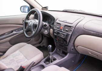 Подержанный автомобиль Nissan Almera Sedan 2002 года (10 фото)