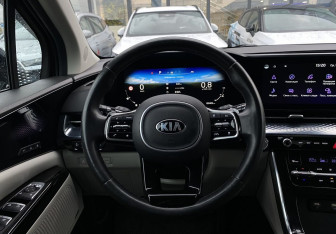 Подержанный автомобиль Kia Carnival 2021 года (15 фото)