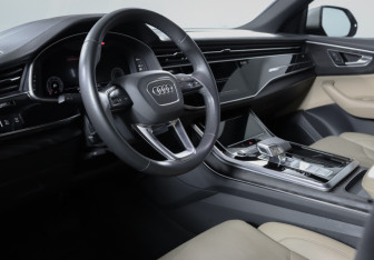 Подержанный автомобиль Audi Q8 2022 года (14 фото)