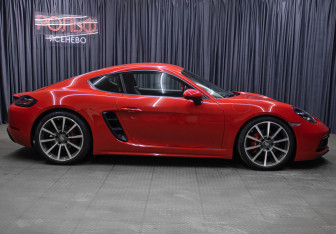 Подержанный автомобиль Porsche Cayman 2016 года (4 фото)