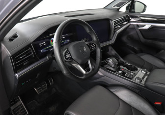 Подержанный автомобиль Volkswagen Touareg 2022 года (9 фото)