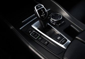 Подержанный автомобиль BMW X6 2015 года (19 фото)