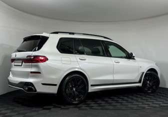 Подержанный автомобиль BMW X7 2021 года (2 фото)