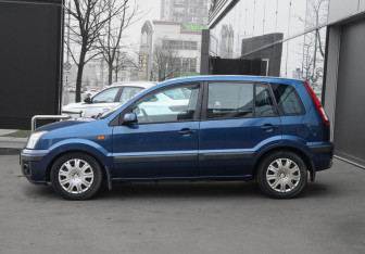 Подержанный автомобиль Ford Fusion 2008 года (8 фото)