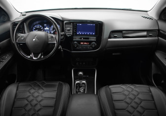 Подержанный автомобиль Mitsubishi Outlander 2018 года (8 фото)