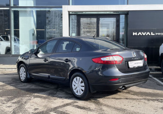 Подержанный автомобиль Renault Fluence 2011 года (7 фото)
