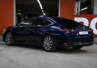 Подержанный автомобиль Lexus ES 2018 года (7 фото)