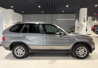 Подержанный автомобиль BMW X5 2004 года (4 фото)