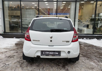 Подержанный автомобиль Renault Sandero 2011 года (7 фото)
