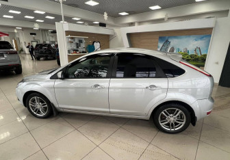 Подержанный автомобиль Ford Focus Hatchback 2010 года (8 фото)