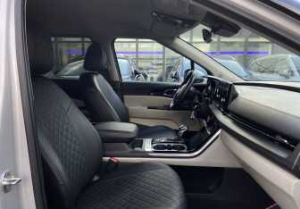 Подержанный автомобиль Kia Carnival 2021 года (27 фото)