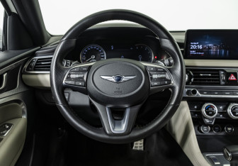 Подержанный автомобиль Genesis G70 2020 года (10 фото)