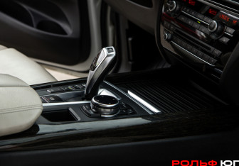 Подержанный автомобиль BMW X5 2014 года (12 фото)