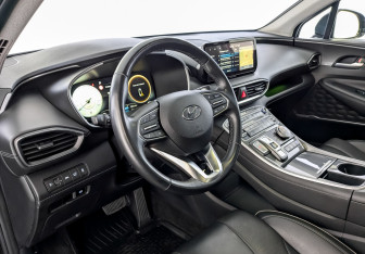 Подержанный автомобиль Hyundai Santa Fe 2022 года (16 фото)