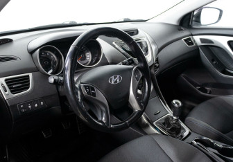 Подержанный автомобиль Hyundai Elantra Sedan 2012 года (7 фото)