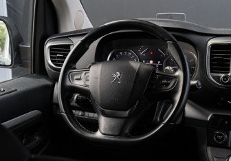 Подержанный автомобиль Peugeot Traveller 2020 года (15 фото)