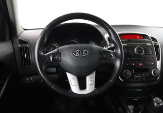 Подержанный автомобиль Kia Ceed Hatchback 2010 года (18 фото)