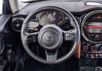 Подержанный автомобиль MINI Hatch 2022 года (22 фото)