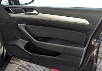 Подержанный автомобиль Volkswagen Passat Sedan 2017 года (25 фото)