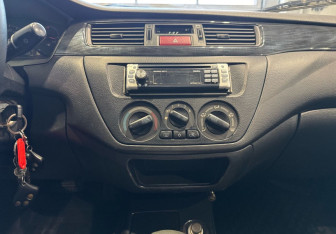 Подержанный автомобиль Mitsubishi Lancer Sedan 2004 года (15 фото)