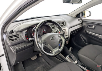 Подержанный автомобиль Kia Rio Hatchback 2017 года (16 фото)