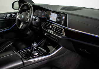 Подержанный автомобиль BMW X5 2020 года (11 фото)